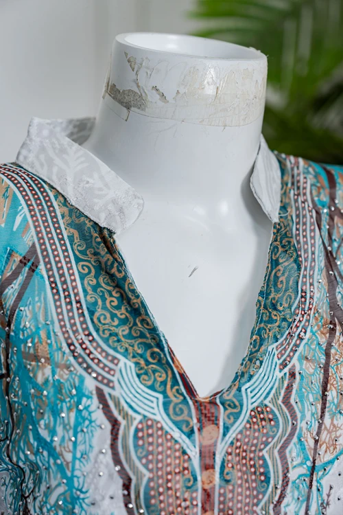 جلابية بناتي متعددة الألوان مزينة بزخارف ملونة و بفصوص ياقة عالية بقصة سبعة و بأكمام طويلة