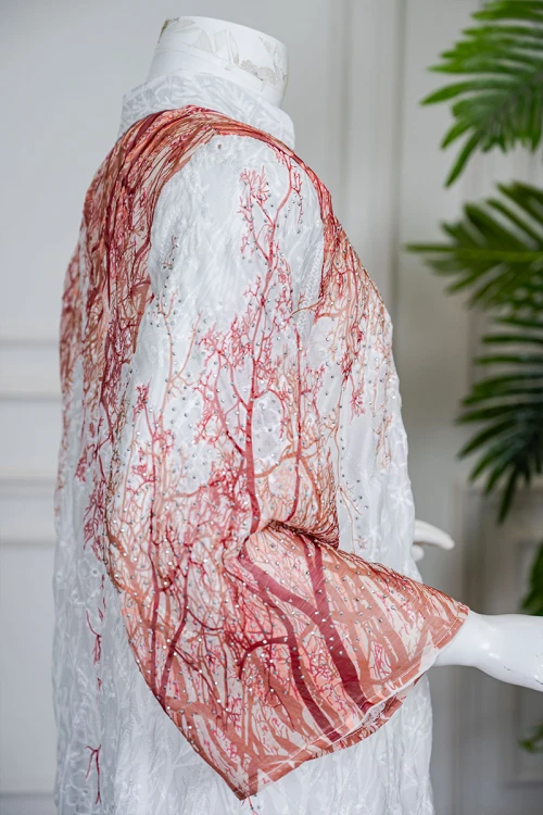 جلابية بناتي متعددة الألوان مزينة بزخارف ملونة و بفصوص ياقة عالية بقصة سبعة و بأكمام طويلة