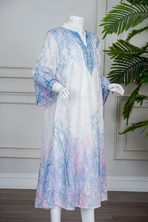 جلابية بناتي متعددة الألوان مزينة بزخارف ملونة و بفصوص ياقة عالية بقصة سبعة و بأكمام طويلة