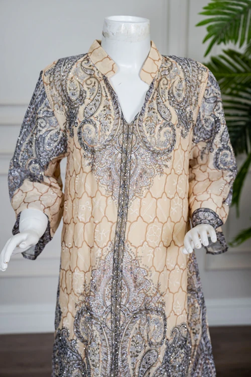 جلابية بناتي متعددة الألوان مزينة بزخارف ملونة و بفصوص ياقة عالية بقصة سبعة و بأكمام طويلة