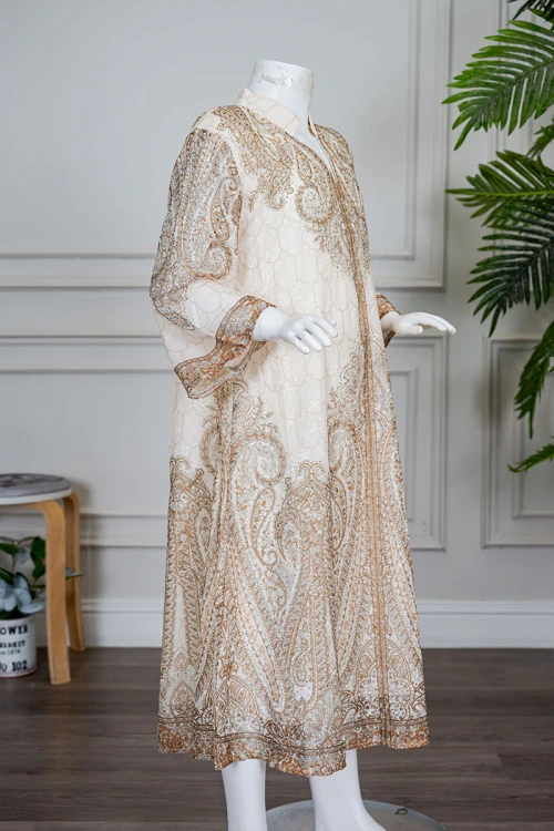 جلابية بناتي متعددة الألوان مزينة بزخارف ملونة و بفصوص ياقة عالية بقصة سبعة و بأكمام طويلة