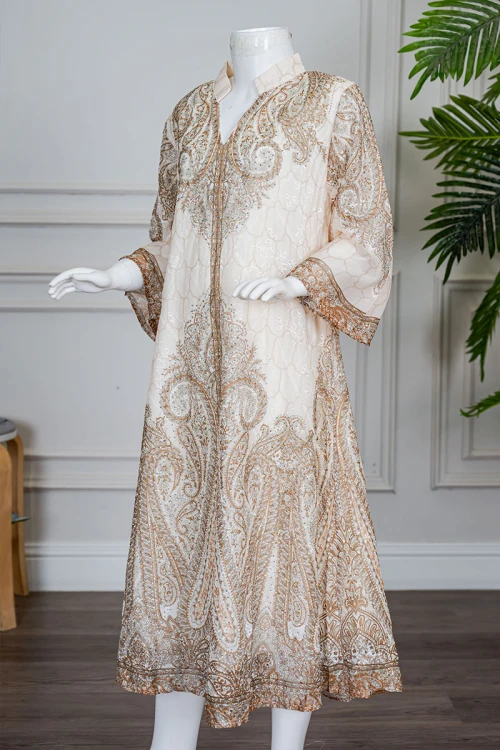 جلابية بناتي متعددة الألوان مزينة بزخارف ملونة و بفصوص ياقة عالية بقصة سبعة و بأكمام طويلة