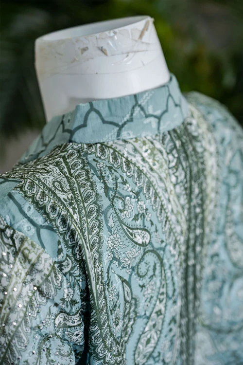 جلابية بناتي متعددة الألوان مزينة بزخارف ملونة و بفصوص ياقة عالية بقصة سبعة و بأكمام طويلة