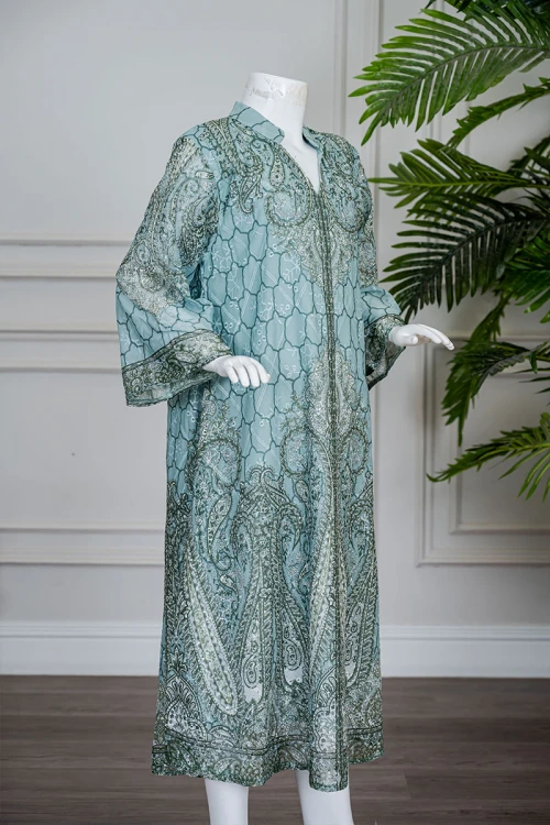 جلابية بناتي متعددة الألوان مزينة بزخارف ملونة و بفصوص ياقة عالية بقصة سبعة و بأكمام طويلة