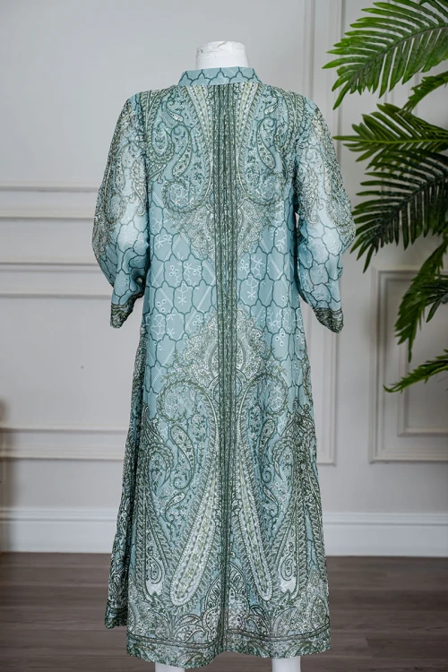 جلابية بناتي متعددة الألوان مزينة بزخارف ملونة و بفصوص ياقة عالية بقصة سبعة و بأكمام طويلة