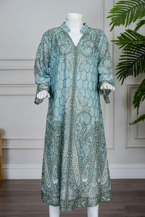 جلابية بناتي متعددة الألوان مزينة بزخارف ملونة و بفصوص ياقة عالية بقصة سبعة و بأكمام طويلة