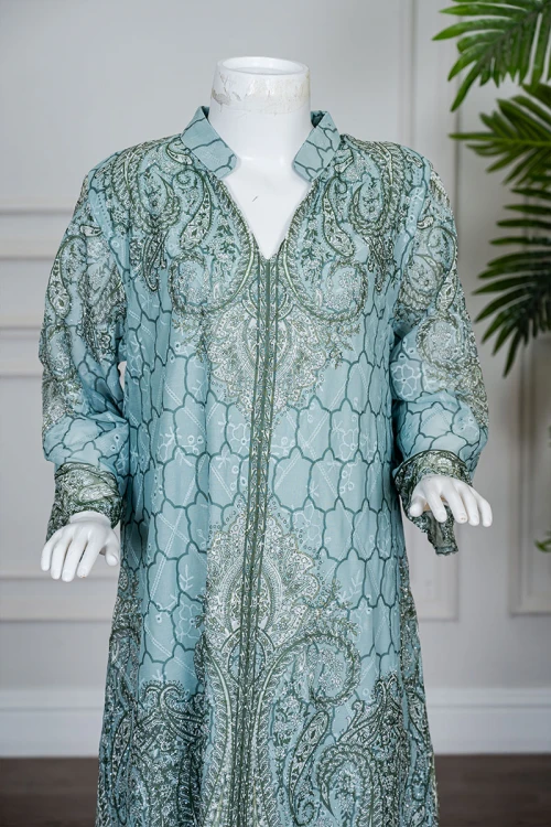 جلابية بناتي متعددة الألوان مزينة بزخارف ملونة و بفصوص ياقة عالية بقصة سبعة و بأكمام طويلة