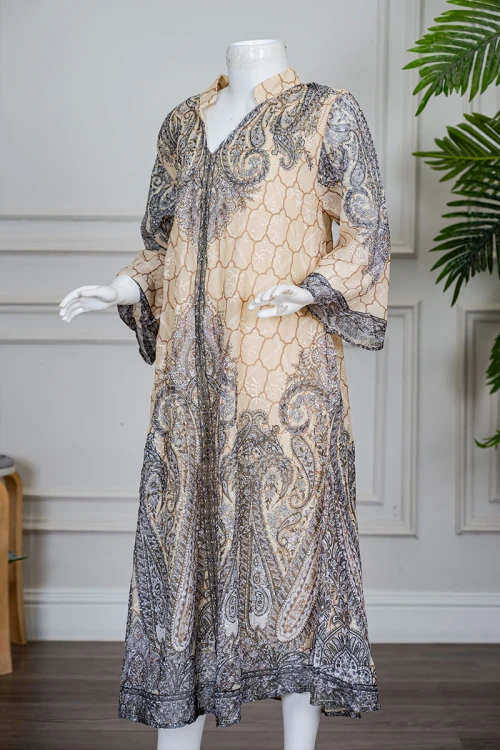 جلابية بناتي متعددة الألوان مزينة بزخارف ملونة و بفصوص ياقة عالية بقصة سبعة و بأكمام طويلة