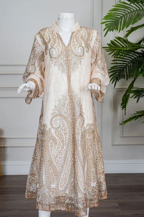 جلابية بناتي متعددة الألوان مزينة بزخارف ملونة و بفصوص ياقة عالية بقصة سبعة و بأكمام طويلة