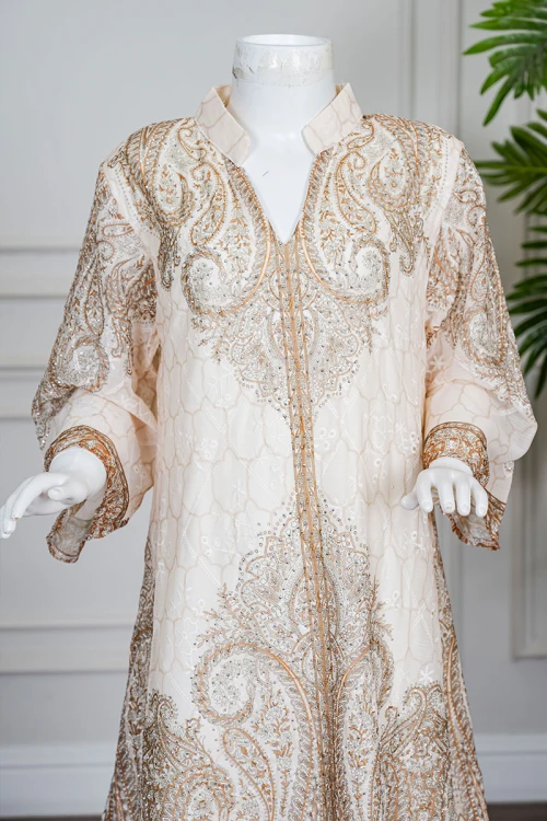 جلابية بناتي متعددة الألوان مزينة بزخارف ملونة و بفصوص ياقة عالية بقصة سبعة و بأكمام طويلة