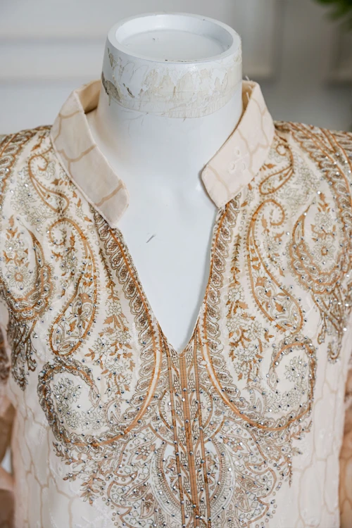 جلابية بناتي متعددة الألوان مزينة بزخارف ملونة و بفصوص ياقة عالية بقصة سبعة و بأكمام طويلة