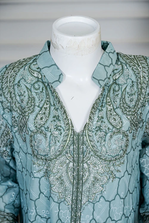 جلابية بناتي متعددة الألوان مزينة بزخارف ملونة و بفصوص ياقة عالية بقصة سبعة و بأكمام طويلة