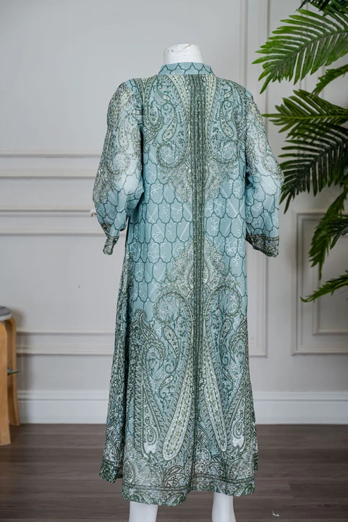 جلابية بناتي متعددة الألوان مزينة بزخارف ملونة و بفصوص ياقة عالية بقصة سبعة و بأكمام طويلة