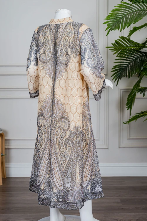 جلابية بناتي متعددة الألوان مزينة بزخارف ملونة و بفصوص ياقة عالية بقصة سبعة و بأكمام طويلة