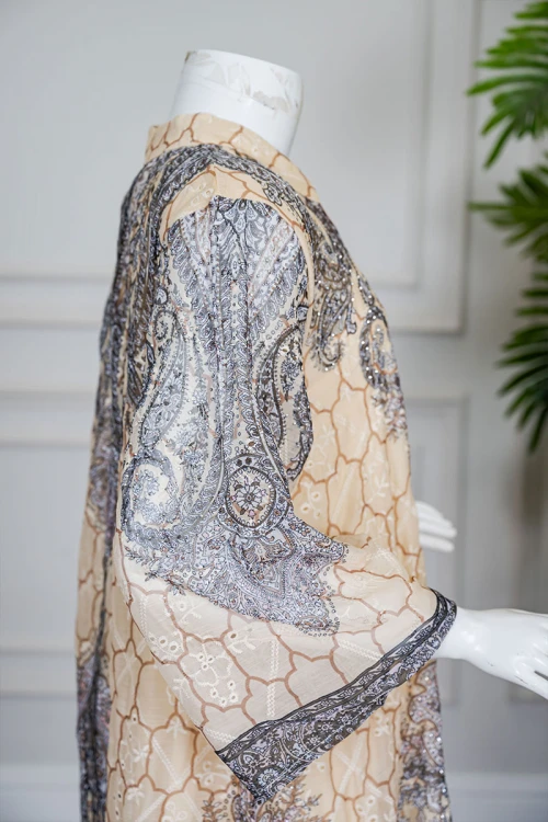 جلابية بناتي متعددة الألوان مزينة بزخارف ملونة و بفصوص ياقة عالية بقصة سبعة و بأكمام طويلة