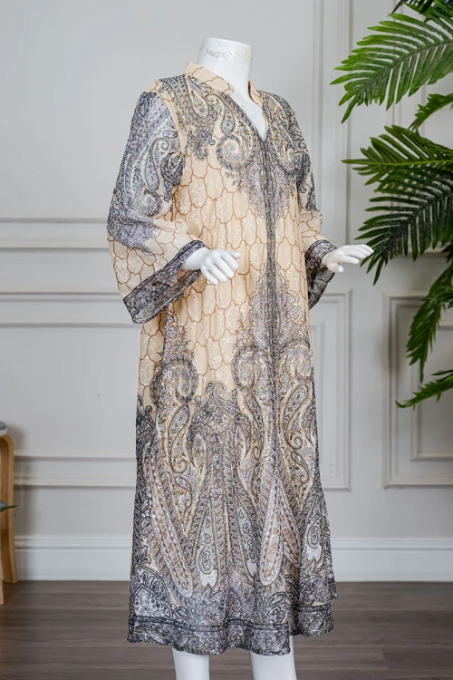 جلابية بناتي متعددة الألوان مزينة بزخارف ملونة و بفصوص ياقة عالية بقصة سبعة و بأكمام طويلة