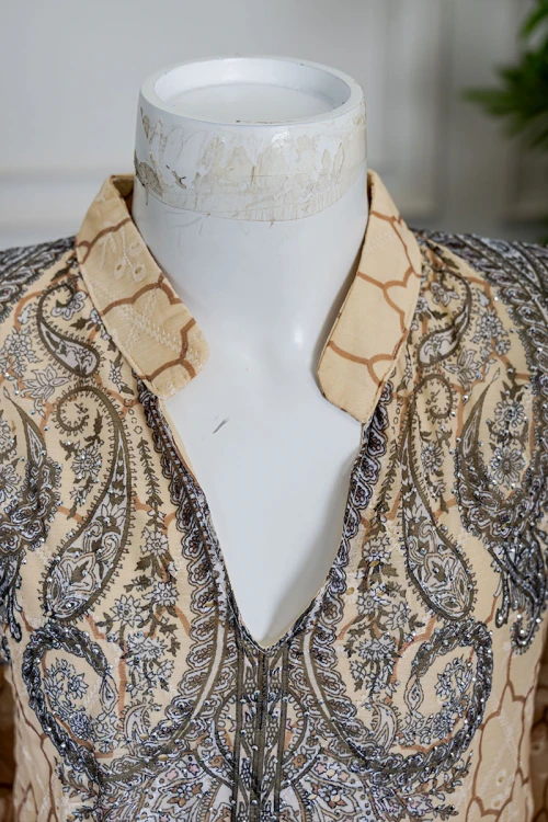 جلابية بناتي متعددة الألوان مزينة بزخارف ملونة و بفصوص ياقة عالية بقصة سبعة و بأكمام طويلة