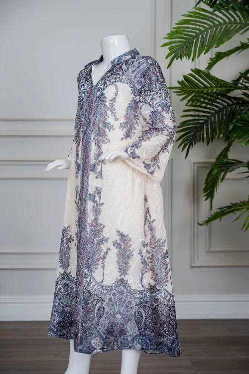 جلابية بناتي متعددة الألوان مزينة بزخارف ملونة و بفصوص ياقة عالية بقصة سبعة و بأكمام طويلة