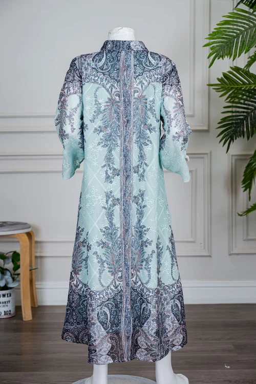 جلابية بناتي متعددة الألوان مزينة بزخارف ملونة و بفصوص ياقة عالية بقصة سبعة و بأكمام طويلة