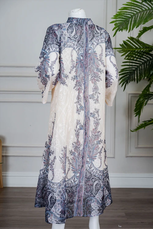 جلابية بناتي متعددة الألوان مزينة بزخارف ملونة و بفصوص ياقة عالية بقصة سبعة و بأكمام طويلة