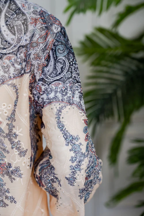 جلابية بناتي متعددة الألوان مزينة بزخارف ملونة و بفصوص ياقة عالية بقصة سبعة و بأكمام طويلة