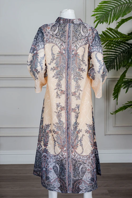 جلابية بناتي متعددة الألوان مزينة بزخارف ملونة و بفصوص ياقة عالية بقصة سبعة و بأكمام طويلة