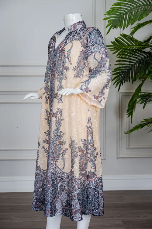 جلابية بناتي متعددة الألوان مزينة بزخارف ملونة و بفصوص ياقة عالية بقصة سبعة و بأكمام طويلة