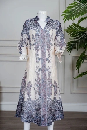 جلابية بناتي متعددة الألوان مزينة بزخارف ملونة و بفصوص ياقة عالية بقصة سبعة و بأكمام طويلة 