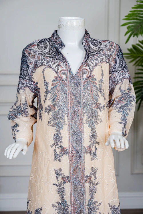 جلابية بناتي متعددة الألوان مزينة بزخارف ملونة و بفصوص ياقة عالية بقصة سبعة و بأكمام طويلة