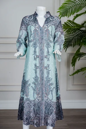 جلابية بناتي متعددة الألوان مزينة بزخارف ملونة و بفصوص ياقة عالية بقصة سبعة و بأكمام طويلة 