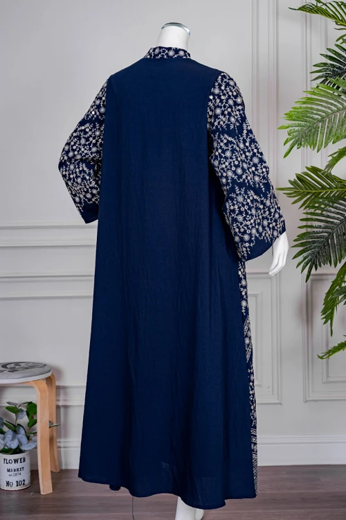 جلابية نسائي لون كحلي مزينة بنقوش باللون البيج ياقة عالية بقصة سبعة و أكمام طويلة