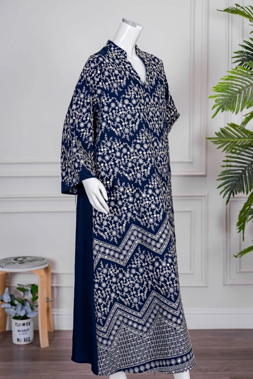 جلابية نسائي لون كحلي مزينة بنقوش باللون البيج ياقة عالية بقصة سبعة و أكمام طويلة