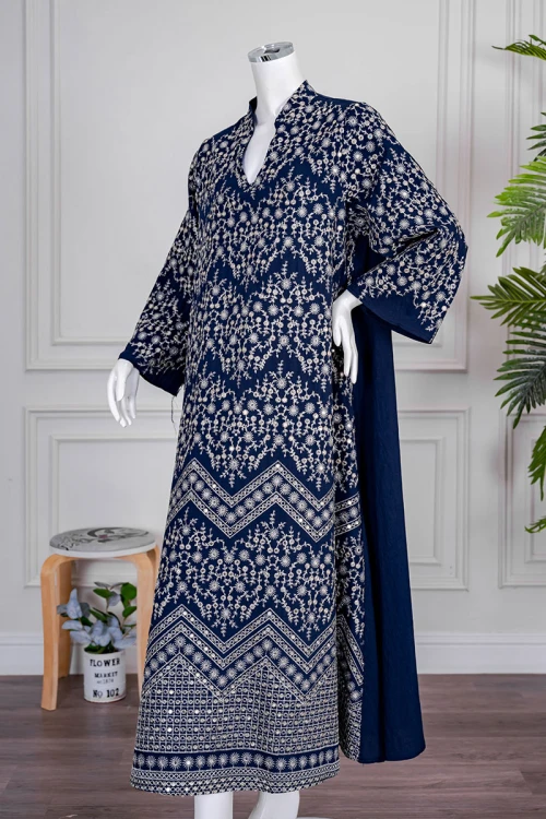 جلابية نسائي لون كحلي مزينة بنقوش باللون البيج ياقة عالية بقصة سبعة و أكمام طويلة