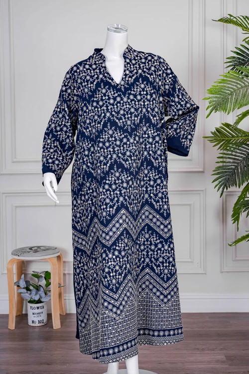 جلابية نسائي لون كحلي مزينة بنقوش باللون البيج ياقة عالية بقصة سبعة و أكمام طويلة