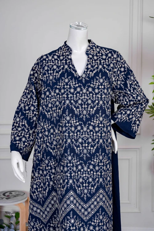 جلابية نسائي لون كحلي مزينة بنقوش باللون البيج ياقة عالية بقصة سبعة و أكمام طويلة