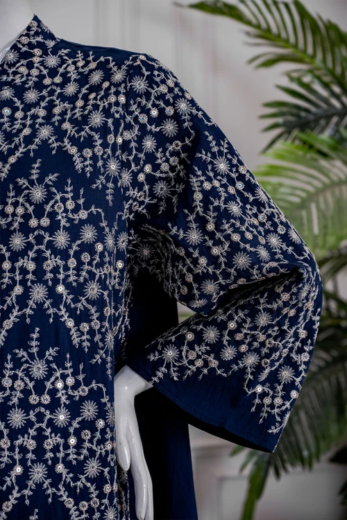 جلابية نسائي لون كحلي مزينة بنقوش باللون البيج ياقة عالية بقصة سبعة و أكمام طويلة