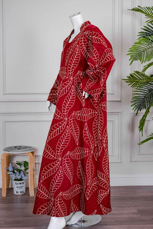 جلابية نسائي لون أحمر مزينة بزخارف باللون البيج ياقة عالية بقصة سبعة و أكمام طويلة