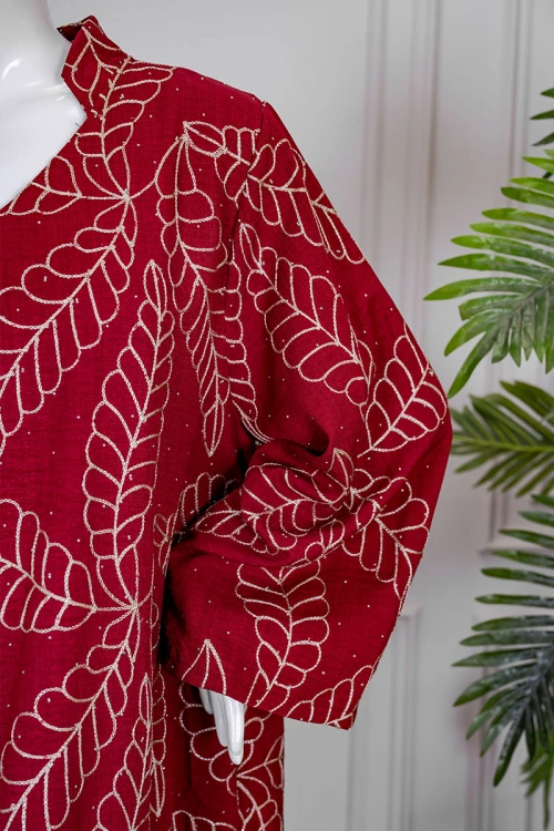 جلابية نسائي لون أحمر مزينة بزخارف باللون البيج ياقة عالية بقصة سبعة و أكمام طويلة