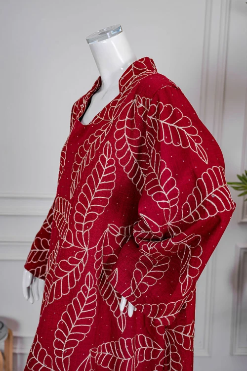 جلابية نسائي لون أحمر مزينة بزخارف باللون البيج ياقة عالية بقصة سبعة و أكمام طويلة