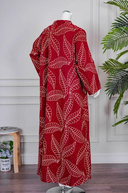 جلابية نسائي لون أحمر مزينة بزخارف باللون البيج ياقة عالية بقصة سبعة و أكمام طويلة