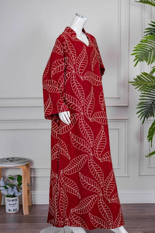 جلابية نسائي لون أحمر مزينة بزخارف باللون البيج ياقة عالية بقصة سبعة و أكمام طويلة