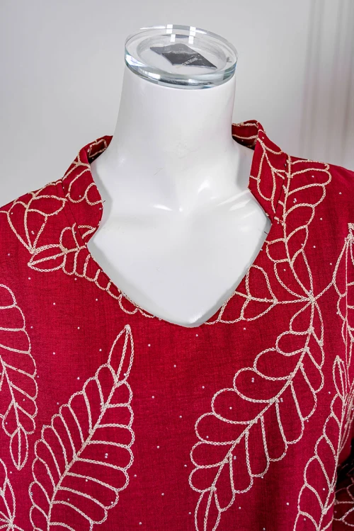 جلابية نسائي لون أحمر مزينة بزخارف باللون البيج ياقة عالية بقصة سبعة و أكمام طويلة