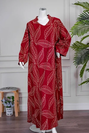 جلابية نسائي لون أحمر مزينة بزخارف باللون البيج ياقة عالية بقصة سبعة و أكمام طويلة 