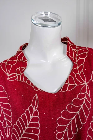 جلابية نسائي لون أحمر مزينة بزخارف باللون البيج ياقة عالية بقصة سبعة و أكمام طويلة 