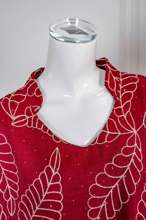 جلابية نسائي لون أحمر مزينة بزخارف باللون البيج ياقة عالية بقصة سبعة و أكمام طويلة