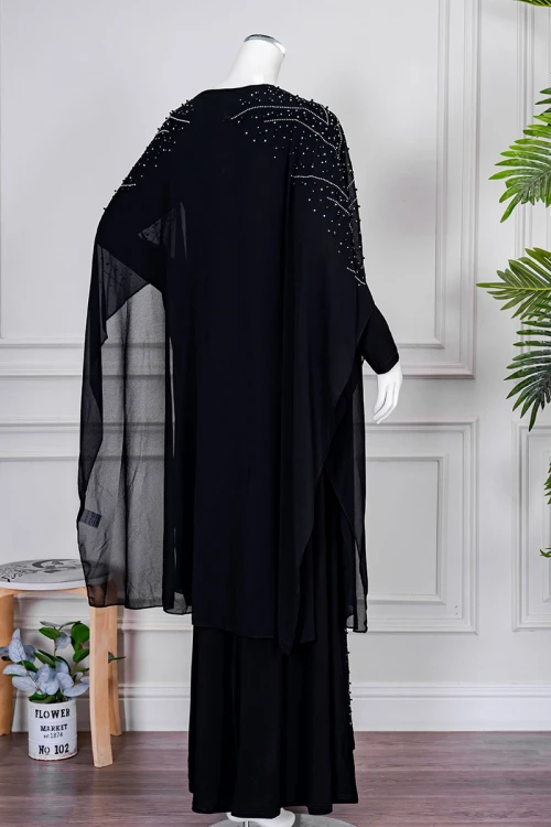 فستان نسائي لون أسود قطعتين ياقة دائرية بأكمام طويلة مزين بفصوص من الأمام مع شيفون ملكي