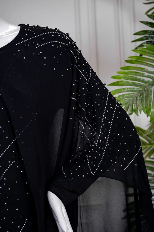 فستان نسائي لون أسود قطعتين ياقة دائرية بأكمام طويلة مزين بفصوص من الأمام مع شيفون ملكي