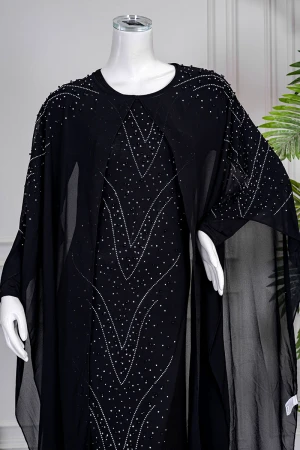 فستان نسائي لون أسود قطعتين ياقة دائرية بأكمام طويلة مزين بفصوص من الأمام مع شيفون ملكي 