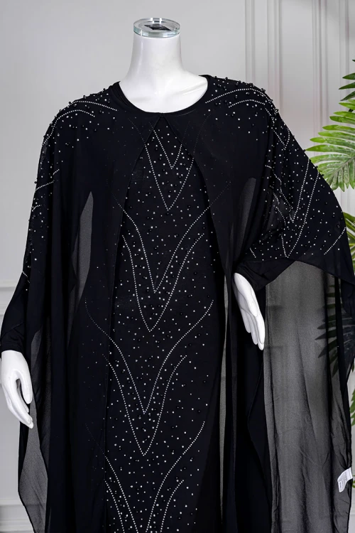 فستان نسائي لون أسود قطعتين ياقة دائرية بأكمام طويلة مزين بفصوص من الأمام مع شيفون ملكي