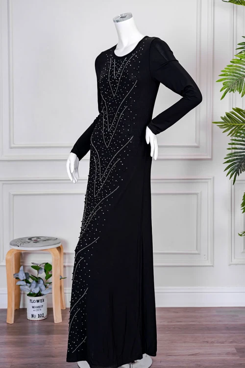 فستان نسائي لون أسود قطعتين ياقة دائرية بأكمام طويلة مزين بفصوص من الأمام مع شيفون ملكي